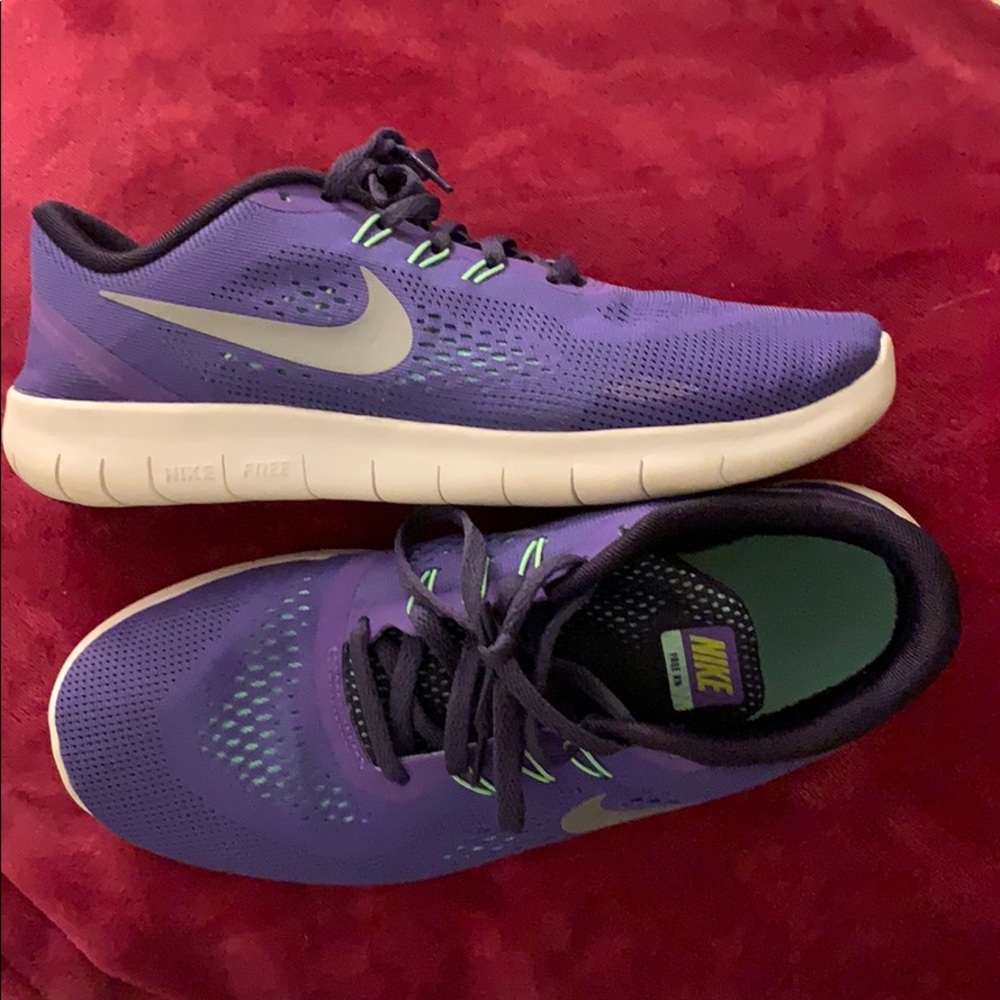 💜 Nike shoes👟 Grls size 7Y/women’s 8 make offer